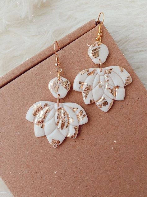 White And Gold Clay Earrings, White And Gold Polymer Clay Earrings, Liquid Polymer Clay Earrings, Clay Earrings Beach, Bead And Clay Earrings, Fimo Jewelry Earrings, Polymer Clay Earrings Diy Ideas, Fimo Earrings Ideas, How To Make Clay Earrings