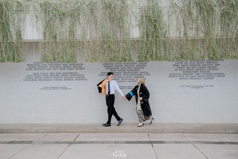 Couple Graduation Photoshoot, Grad Photos Couple, Wisuda Photoshoot, Graduation Couple, Couple Graduation Pictures, College Graduation Pictures Poses, Outdoor Graduation, Grad Photography, Prom Photoshoot