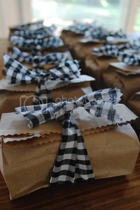 Baked Gifts Packaging, How To Package Mini Loaf Bread, Mini Bread Loaves Packaging, Package Homemade Bread, Cute Ways To Wrap A Loaf Of Bread, Mini Bread Packaging Ideas, Loaf Of Bread Gift, Packaging For Bread Loaf, Quick Bread Packaging Ideas