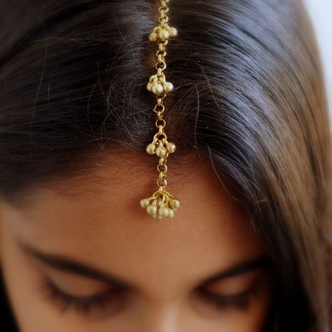 Gold Maang Tikka and small Jhumki Earrings Set for girls Traditional Matha Patti — Discovered Indian Traditional Accessories, Small Indian Earrings, India Jewelry Traditional, Indian Jwellary Aesthetic, Minimal Indian Jewellery, Small Mangtika, Indian Wedding Simple, Indian Jewelry Simple, Small Jhumki Earrings