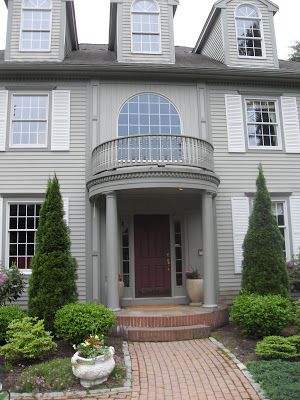 Round balcony front porch Round Portico Entry, Round Balcony Design Exterior, Round Balcony Ideas, Round Portico, Curved Front Porch, Portico Porch, Round Front Porch, Balcony House Design, Balcony Design Exterior