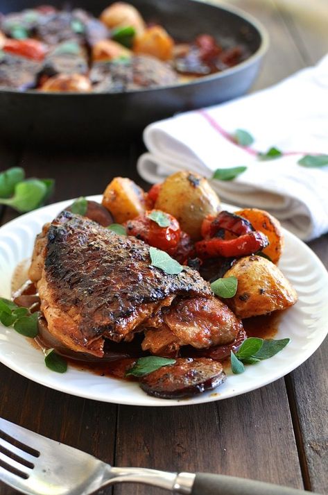 One Pan Spanish Chicken with Chorizo, Tomato and Potatoes - dinner in on pan! Flavour explosion, everyday ingredients. Spanish Chicken And Chorizo, Chicken And Chorizo, Spanish Chicken, Chicken Chorizo, Chorizo Recipes, Potato Dinner, Recipetin Eats, Recipe Tin, Recipes Cake