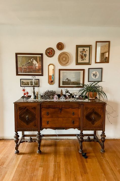 Old Vintage Home Decor, Decorating With Vintage Furniture, Vintage Table Set Up, Antique Apartment Decor Vintage, Antique Cottage Living Room, Antique House Aesthetic, Antique Buffet With Mirror, Antique Modern Living Room, Antique Modern Decor