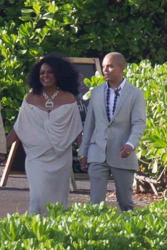 She's 71?? Diana Ross Stuns At Daughter's Wedding -- 12 Gorgeous Photos! Diana Ross Pregnant, Celebrity Wedding Photos, Evan Ross, Hoco Hair Ideas Curls, Hoco Hair Ideas Short, African Inspired Clothing, Summer Dresses For Wedding Guest, Travel Essentials For Women, Famous Singers