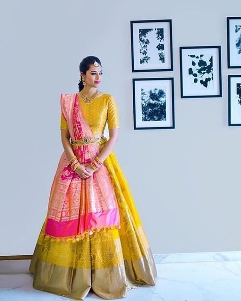 The Most Unique & Fabulous Banarasi Lehengas we Spotted! Sangeet Dress, Lehenga Images, Orang India, Sari Lehenga, Weddings Dress, Mehndi Party, Haldi Outfits, Pengantin India, Banarasi Lehenga