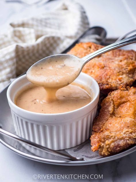 Easy Homemade Gravy (no drippings!) Simple Gravy Recipe, Gravy No Drippings, Filipino Fried Chicken, Simple Fried Chicken, Kfc Gravy Recipe, Fried Chicken Gravy, Korean Dumpling, Simple Gravy, Easy Homemade Gravy