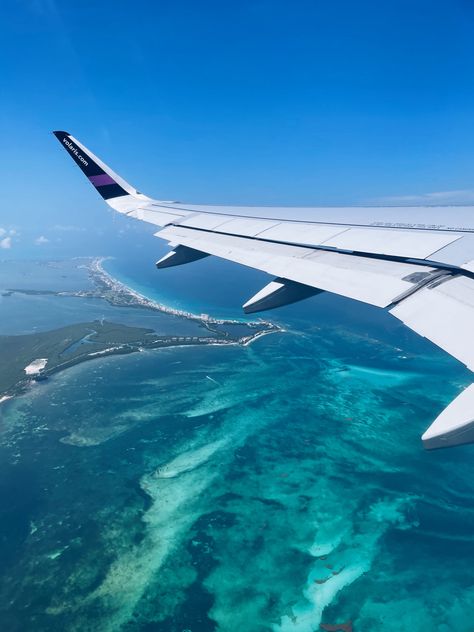 Plane Vacation Aesthetic, Photo Avion Aesthetic, Aesthetic Travel Photos Plane, Travel Aesthetic Airplane, Travel The World Aesthetic Airplane, Dominican Republic Travel, Cancun Trip, Airplane Wallpaper, Travel Picture Ideas