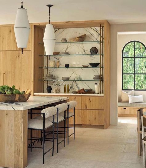 Every room of this stunning LA home deserves a gasp of delight. @jeremiahbrent knocked it out of the park with architecture by @studiowilliamhefner. As seen in @archdigest Oak Shaker Kitchen, White Oak Table, Mediterranean Interior Design, Jeremiah Brent, Mediterranean Interior, Est Living, American Interior, California Living, Shaker Kitchen