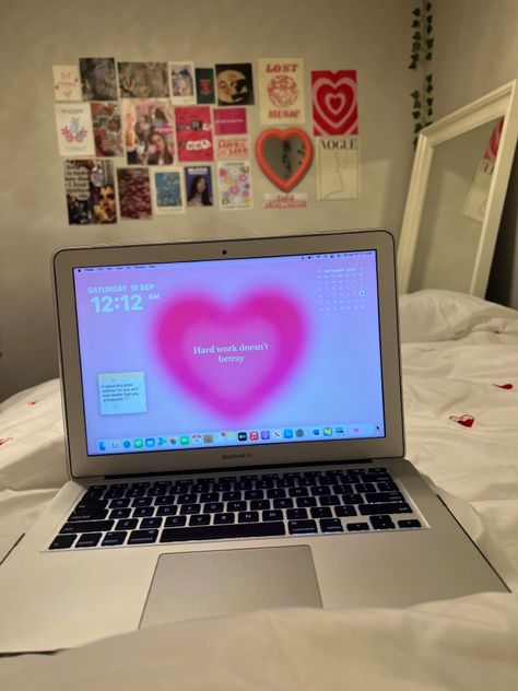 Macbook Manifestation, Macbook Ideas, School Productivity, Laptop Wallpaper Aesthetic, Macbook Aesthetic, Laptop Aesthetic, School Goals, Sticker Organization, Sixth Form