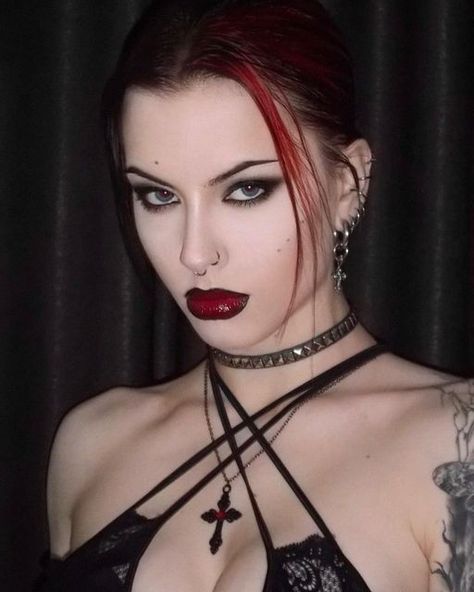 Red And Black Makeup Looks Goth, Goth Vampire Makeup, 90s Vampy Makeup, Red And Black Makeup Looks, Cool Black Nails, Light Goth Makeup, Dark Red Makeup, Gothic Makeup Looks, 90s Goth Makeup