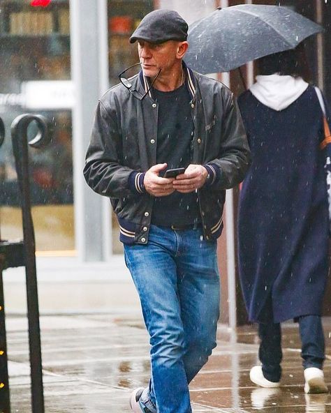 Flat Cap Men Outfit, Flat Cap Outfit, Heritage Style Men, Cap Outfit Men, Daniel Craig Style, Bald Men Style, Daniel Craig James Bond, Cap Outfit, Best Dressed Man