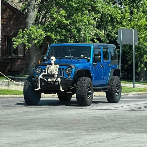 🚗🎃 It’s a perfect day to cruise around in style—Halloween style! When you’ve got decorations like these, every drive becomes a spooky adventure. 🏴‍☠️👻 Tag a friend who would do this or share your own decorated car pics below! 🦴🕸️ Jeep Halloween Decorations, Halloween Jeep Wrangler Decorations, Halloween Jeep, Decorated Car, Car Deco, Car Decorations, Car Pics, Halloween Style, Halloween Decorating