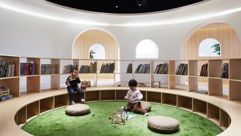 Huge arched doorways lead to cosy wood-lined reading nooks in this children's library in Shanghai, China, designed by Muxin Studio to be like a "giant toy". School Library Design, Kindergarten Interior, Daycare Design, Children's Library, Kids Cafe, Elementary School Library, Kids Interior Design, Kindergarten Design, Childrens Library