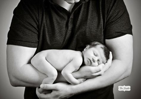 The football hold. great for newborn pics Anne Geddes, Father And Baby, Dad Baby, Newborn Shoot, Newborn Photoshoot, Baby Family, Newborn Pictures, Photographing Babies, Baby Photoshoot