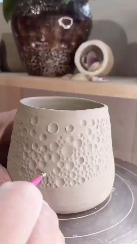 𝙏𝙝𝙚 𝘾𝙚𝙧𝙖𝙢𝙞𝙘 𝙎𝙘𝙝𝙤𝙤𝙡 on Instagram: “How to texture a pinched mug ❤️ ••• Follow @noma_ceramics for more!” Pottery Carving Patterns, Ceramica Ideas, Ceramic Pinch Pots, Pottery Inspo, Beginner Pottery, Mug Pottery, Clay Things, Ceramic Texture, Earthenware Pottery