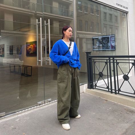 H2o✧❥ on Instagram: “another day, another cardiiiiii s/o to @babesonwavesclub x @sizeofficial for hosting an incredible event last Friday, we love seeing women…” Aesthetic Cargo Pants Outfit, Blue Cargo Pants Outfit, Electric Blue Pants, Cargo Trousers Outfit, Blue Pants Outfit, Outfit Ideas March, Parachute Pants Outfit, Blue Cargo Pants, Winter Pants Outfit