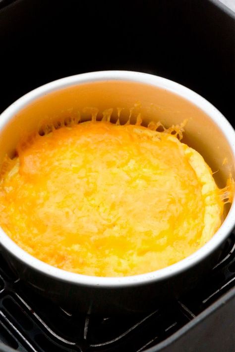 cooked eggs in air fryer basket. Bake Air Fryer, Air Fryer Omelette, Fluffy Omelette, Easy Egg Bake, Chickpea Omelette, Crazy Kitchen, Power Breakfast, Sweet Breakfast Treats, Around The World Food