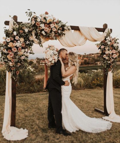 Wedding arch in shades of dusty rose, blush, and ivory Rustic Alter Wedding, Neutral Wedding Arch, Chuppah Inspiration, Wedding Alter Flowers, Alter Wedding, Wedding Trellis, Wedding Arch Ideas, Alter Flowers, Rose Arch