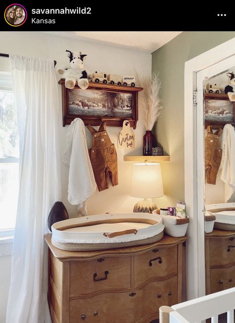 Boys Farm Bedroom, Vintage Cowboy Nursery, Western Baby Nurseries, Rustic Baby Boy Nursery, Country Baby Rooms, Farm Nursery Theme, Country Nursery, Cowboy Room, Cowboy Nursery