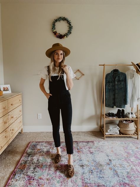 Black Cloth Overalls Outfit, Black Overalls Pregnant Outfit, Professional Overalls Outfit, Black Corduroy Overalls Outfit, All Black Outfit Spring, Black Linen Overalls Outfit, Dressy Overalls Outfits, Womens Overalls Outfits Summer, Overalls With Tights