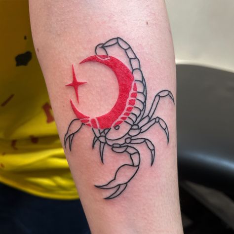 Red and black tattoo scorpion moon fineline minimalism minimalist Red Scorpion Tattoo, Red Scorpion, Patchwork Tattoos, Traditional Patchwork, La Tattoo, Scorpion Tattoo, Spooky Tattoos, Red Tattoos, Back Tattoo