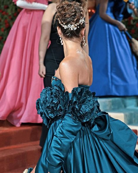 Taylor Hill Met Gala, Taylor Hill Hair, Prom Hair Updo Elegant, Gala Photos, Bridesmaid Hair Inspo, Met Gala Outfits, Simple Prom Hair, Curly Hair Styles Easy, Sara Sampaio