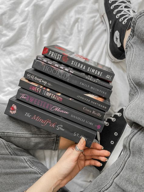 Smüt Book Aesthetic, Dark Romance Book Aesthetic, Dark Romance Books Aesthetic, Pr Unboxing, Book Girlies, Best Wattpad Books, Book Tok, Romance Books Worth Reading, Fiction Books Worth Reading