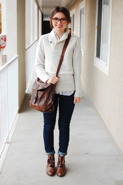 Jeans, brown leather ankle boots, blouse, vanilla knit sweater, glasses, leather bag Geek Style Outfits, Nerdy Look, Geek Chic Outfits, Nerdy Style, Saturday Style, Geek Style, Awkward Girl, Geek Chic Fashion, Nerd Chic