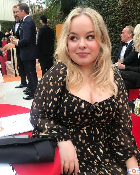 Nicola Coughlan na Instagramie: „Remember when I was at the Elton John Oscar Party and not trying to decide which one of me tracksuit pants was the fanciest to be stuck in…” Kibbe Romantic, Nicola Coughlan, Chat With Friends, Girl Crushes, Celebrity Crush, Pretty People, Beautiful People, Casual Style, Ideias Fashion