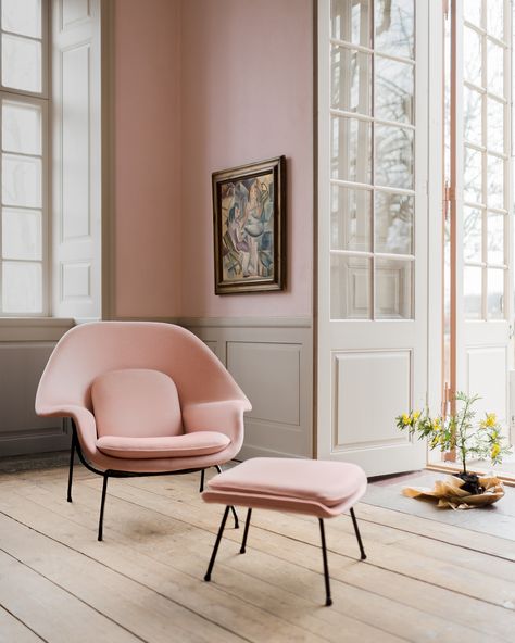 Womb Chair designed by Eero Saarinen https://emfurn.com/collections/home-chairs Pastel Rooms, Poltrona Design, Womb Chair, Eero Saarinen, Pink Chair, Minimal Style, Book Shelf, Formal Living, Eames Lounge Chair