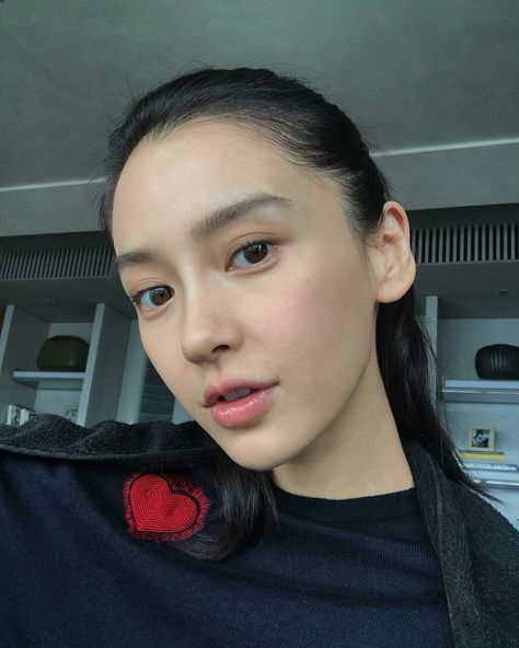 No makeup. Still beautiful💕 Black Smokey Eye Makeup, Angela Baby, Red Makeup, Asian Eye Makeup, No Makeup, Photo Makeup, Makeup Blog, Celebrity Makeup, Without Makeup