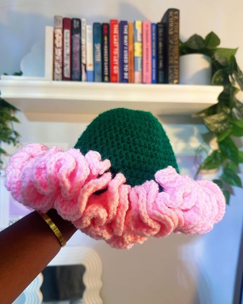 Custom AKA Crochet Chelly Hat 🩷💚🫶🏾 ($45) - - Check out my etsy for this handmade crochet chelly hat! Etsy linked in bio 🩷✨ - - #crochet #blackowned #chellyhat #buckethat #pink #handmade #alphakappaalphasororityinc #alphakappaalphasorority #alphakappaalpha #aka #akamerchandise #blacksorority Ruffle Crochet Hat, Bucket Hat Inspo, Ruffle Bucket Hat, Crochet Ruffle Hat, Ruffle Crochet, Ruffle Hat, Crochet Ruffle, Alpha Kappa Alpha Sorority, Alpha Kappa Alpha