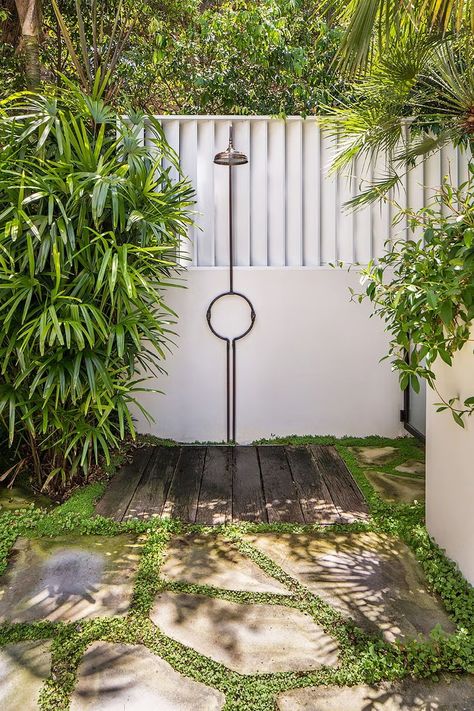 backyard with outdoor shower Ensuite Renovation, Bathroom Ladder, Best Bathroom Designs, Small Fountains, Bad Design, Small Garden Design, Shower Design, Back Patio, Outdoor Shower