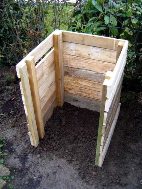 Build a compost bin from repurposed pallets | DIY, Compost Bin Homemade Compost Bin, Compost Bin Pallet, Compost Bin Diy, Diy Compost, Garden Compost, Veg Garden, Pallets Garden, Reduce Reuse, Reuse Recycle