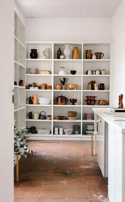 to be or not to be: open shelving. Photo Theme, Decor Studio, White Shelves, Cheap Decor, Kitchen Shelves, Counter Top, Pots And Pans, Cheap Home Decor, Dream Kitchen