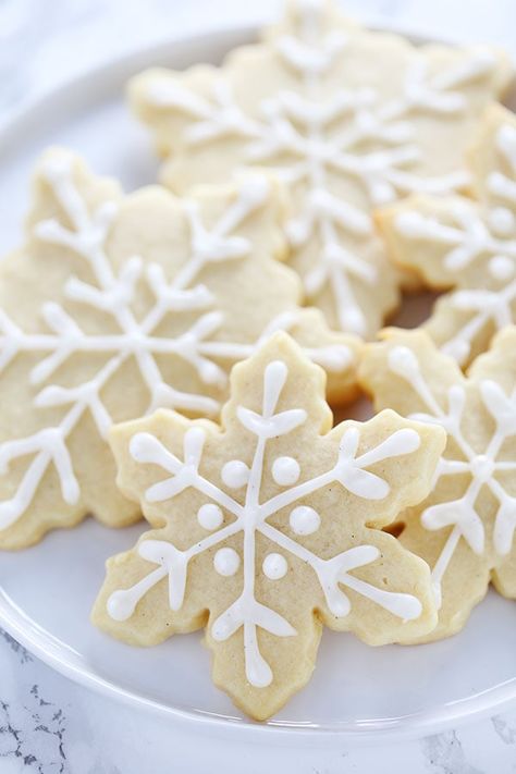 How to Make Easy Snowflake Sugar Cookies Easy Xmas Cookies, Snowflake Cookies Decorating, Freezable Cookies, Christmas Sugar Cookies Easy, Easy Snowflake, Snowflake Sugar Cookies, Snowflake Sugar, Spice Sugar Cookies, Xmas Recipes