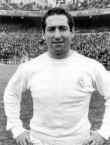 Don Paco Gento, "La Galerna del Cantábrico". El único jugador con 6 Copas de Europa. Francisco Gento, Real Madrid History, Spain Football, Sport Magazine, Good Soccer Players, Santiago Bernabeu, Best Football Players, Best Football Team, Football Love