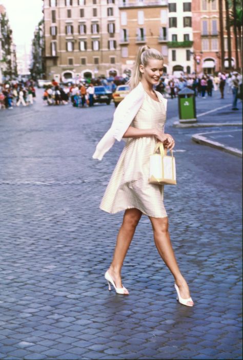 Italian Summer Style, Supermodel Outfits, Claudia Schiffer, Elegante Casual, Night Out Outfit, Blonde Bombshell, Moda Vintage, Mode Vintage, Vogue Paris