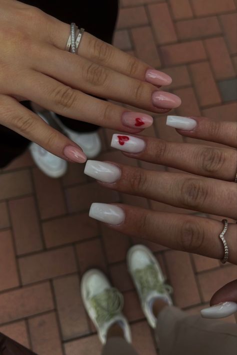 Matching Nails With Cousin, Nails For Best Friends Matching, Nails To Do With Your Bestie, Heart Matching Nails, Simple Matching Nails With Best Friend, Simple Matching Nails, Summer Matching Nails, Bff Nails Designs Best Friends, Nails Twins