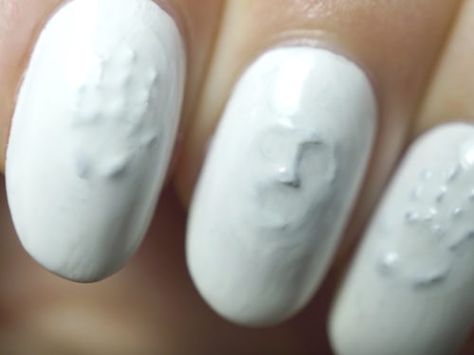 This 3D ghost manicure is nail art that will frighten even the bravest beauty gurus Ghost Manicure, Ghost Nail Art, 2 Ghosts, Sugar Skull Nails, Ghost Nail, Holiday Nails Diy, Halloween Nail Art Tutorial, Ghost Nails, Halloween Nail Art Easy