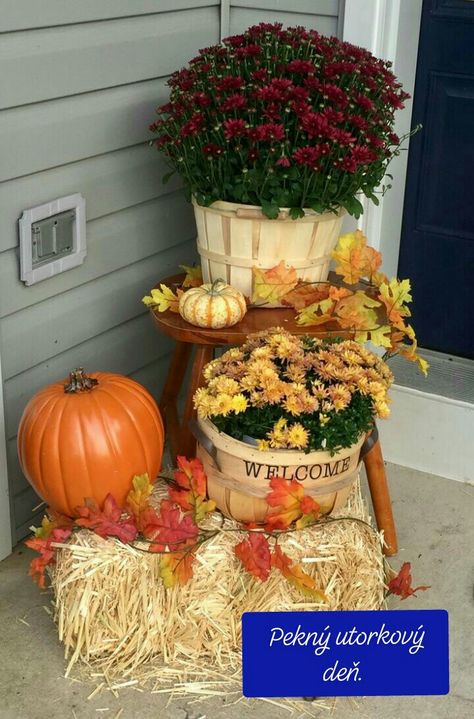 Outside Fall Decorations, Fall Yard Decor, Outside Fall Decor, Doorway Decor, Halloween Front Porch Decor, Fall Front Porch Decor, Porch Decorations, Hay Bales, Fall Deco