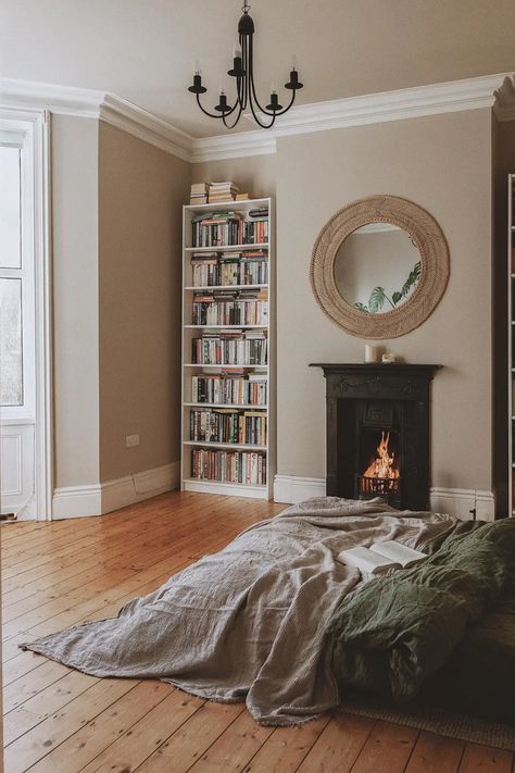 Bookworm Bedroom, Bookish Bedroom, Book Lovers Bedroom, Beautiful Home Library, Library Bedroom, Old Beds, Home Libraries, Bedroom Goals, Home Library