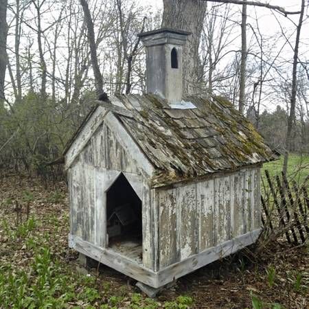 shabby chic doghouse with chimney! Victorian Dog House, Doggy Door, Southern Gothic, Dog Door, Dog Houses, Dog House, Bird House, Shabby Chic, Outdoor Decor