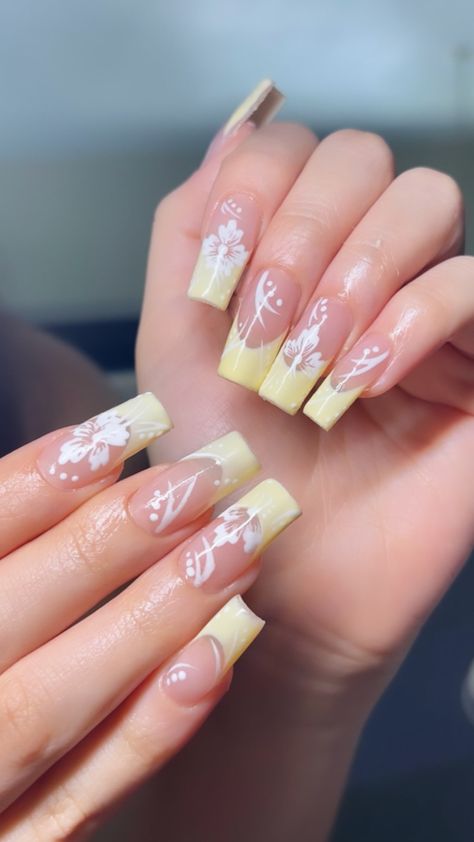 Yellow Hawaii Nails, Yellow Spring Nails With Flowers, Beach Colors Nails, Yellow Hibiscus Nails, Nail Inspo Yellow, Hawaiian Flower Nails Acrylic, Hibiscus Nail Art, Hawaiian Flower Nails, Hibiscus Nails