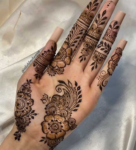 Brides Mehndi, Henna Palm, Mehndi Designs Back, Finger Designs, Henna Flowers, Mehendi Bridal, Palm Henna Designs, Mehndi Bridal, Palm Henna