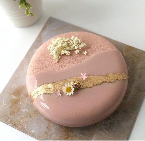 Entremet Cake, Simple Birthday Cake Designs, Glazed Cake, Mirror Glaze Cake Recipes, Glaze Cake, Patisserie Design, Floral Dessert, Decoration Patisserie, Mirror Glaze Cake