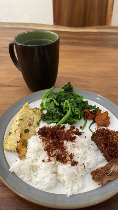 Bersyukur banget di trimester 2 sudah bisa balik makan sehat. Menu siang ini pepes tahu + bayem rebus + dendeng gepuk + sambel terasi dan ini rasanya enak bgtt bgtt bgtttt! #makansiang #menumakansiang #nutrisiibuhamil #makansiangsehat Sambel Terasi, Kaos Oblong, Diet, Quick Saves