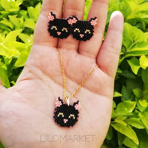 ?G A T O S 🌺 Hermoso set collar y artes de gatos tejidos en delica miyuki. Encuentralos en el link de nuestra BIO... . . . . . . . . . . Miyuki Beads Pattern, Motifs Perler, Beaded Jewlery, Brick Stitch Earrings, Little Cat, Doll Jewelry, Beadwork Patterns, Beaded Crafts, Bead Loom Patterns