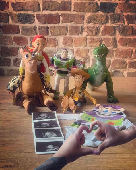 Toy Story Pregnancy Announcement, Toy Story Baby Announcement, Disney World Pregnancy Announcement, Baby Announcement To Family, Disney Pregnancy Announcement, Toy Story Nursery, Disney Maternity, Announcement Photoshoot, Pregnancy Announcement Photoshoot