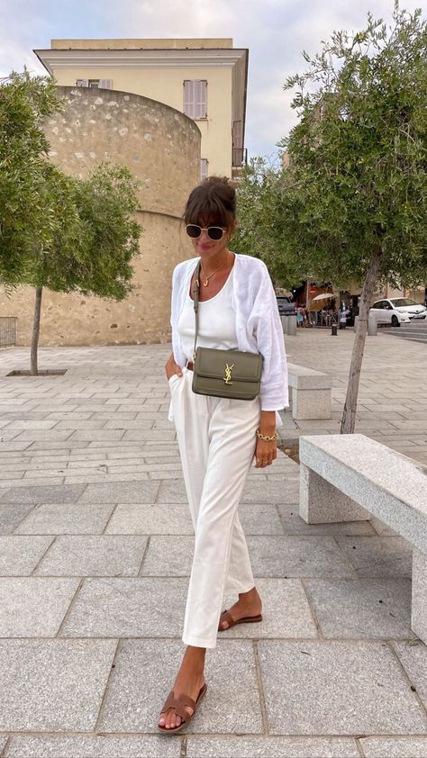 French Style Outfits, Italian Honeymoon, White Top Jeans, Look 2023, Sandals Outfit Summer, Minimalist Fashion Summer, Parisian Outfit, Italian Fashion Street, White Jeans Outfit